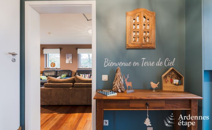 Comfortabel vakantiehuis in Neufchateau, ideaal voor 15 personen, met bubbelbad, sauna en speelvoorzieningen