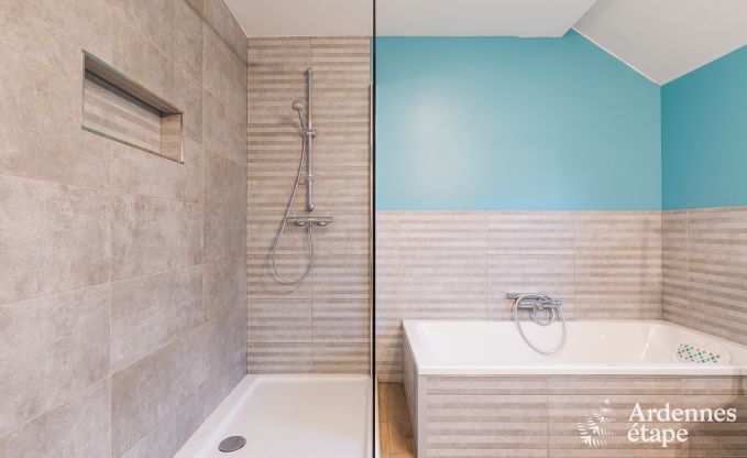 Comfortabel vakantiehuis in Neufchateau, ideaal voor 15 personen, met bubbelbad, sauna en speelvoorzieningen