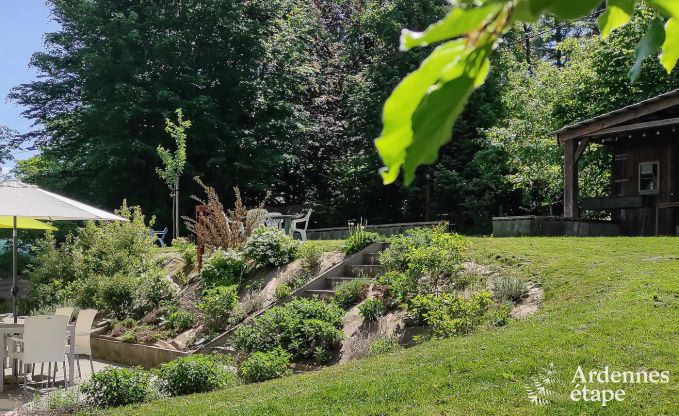 Comfortabel vakantiehuis in Neufchateau, ideaal voor 15 personen, met bubbelbad, sauna en speelvoorzieningen