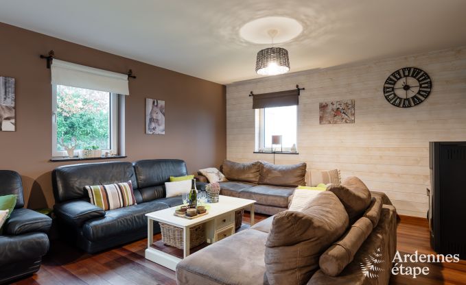 Comfortabel vakantiehuis in Neufchateau, ideaal voor 15 personen, met bubbelbad, sauna en speelvoorzieningen