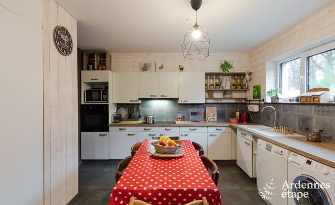 Comfortabel vakantiehuis in Neufchateau, ideaal voor 15 personen, met bubbelbad, sauna en speelvoorzieningen
