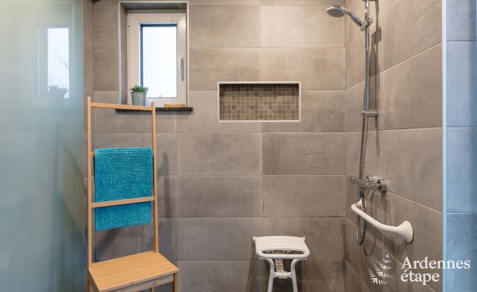 Comfortabel vakantiehuis in Neufchateau, ideaal voor 15 personen, met bubbelbad, sauna en speelvoorzieningen