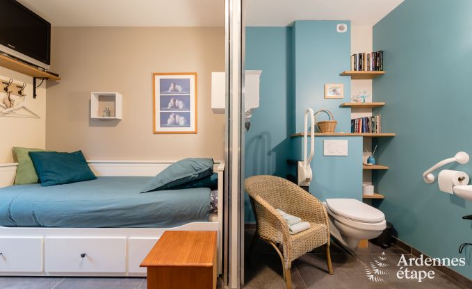 Comfortabel vakantiehuis in Neufchateau, ideaal voor 15 personen, met bubbelbad, sauna en speelvoorzieningen