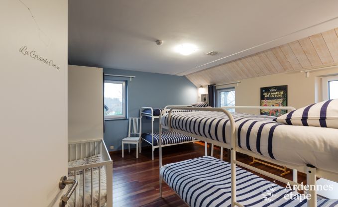 Comfortabel vakantiehuis in Neufchateau, ideaal voor 15 personen, met bubbelbad, sauna en speelvoorzieningen