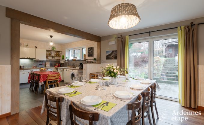Comfortabel vakantiehuis in Neufchateau, ideaal voor 15 personen, met bubbelbad, sauna en speelvoorzieningen