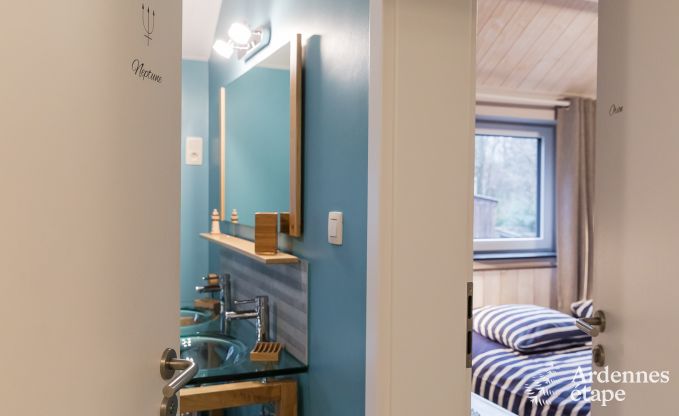 Comfortabel vakantiehuis in Neufchateau, ideaal voor 15 personen, met bubbelbad, sauna en speelvoorzieningen