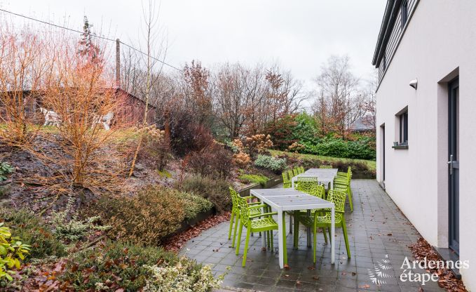 Comfortabel vakantiehuis in Neufchateau, ideaal voor 15 personen, met bubbelbad, sauna en speelvoorzieningen