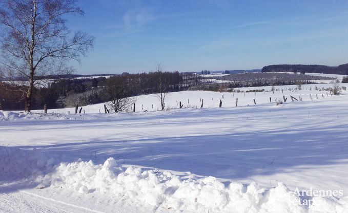 Comfortabel vakantiehuis in Neufchateau, ideaal voor 15 personen, met bubbelbad, sauna en speelvoorzieningen