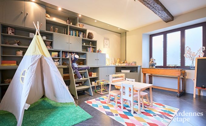 Schitterende vakantiewoning in Onhaye met zwembad, jacuzzi, sauna en speelkamers voor 14 personen nabij Dinant