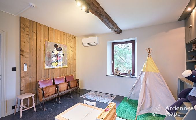 Schitterende vakantiewoning in Onhaye met zwembad, jacuzzi, sauna en speelkamers voor 14 personen nabij Dinant