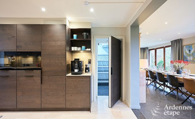 Schitterende vakantiewoning in Onhaye met zwembad, jacuzzi, sauna en speelkamers voor 14 personen nabij Dinant