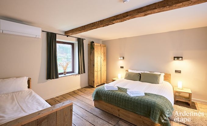 Schitterende vakantiewoning in Onhaye met zwembad, jacuzzi, sauna en speelkamers voor 14 personen nabij Dinant