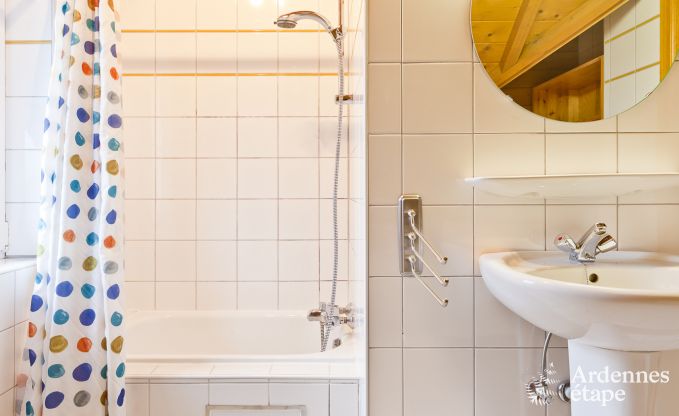 Ruim chalet in Ovifat, Ardennen, 16 personen, 8 slaapkamers, 3 badkamers, sauna, biljart, tuin met priv�terras