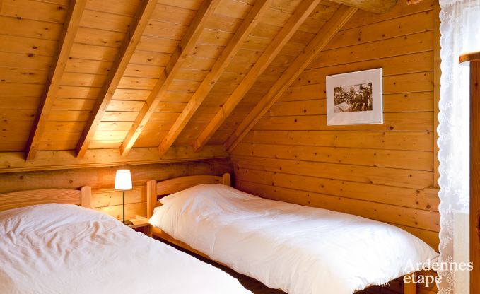 Ruim chalet in Ovifat, Ardennen, 16 personen, 8 slaapkamers, 3 badkamers, sauna, biljart, tuin met priv�terras