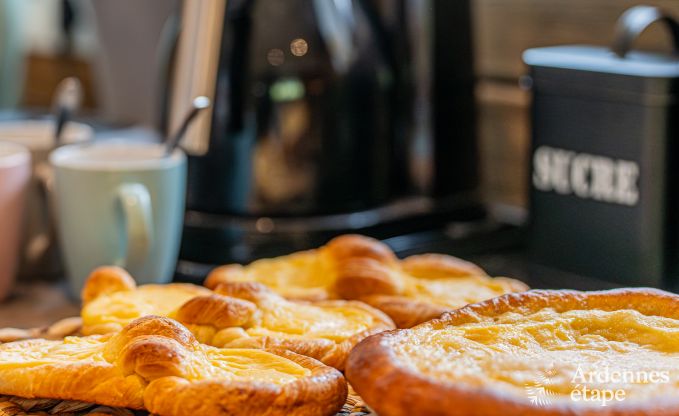 Gezellige vakantiewoning in Paliseul met hottub, geschikt voor groepen en gezinnen, omgeven door natuur