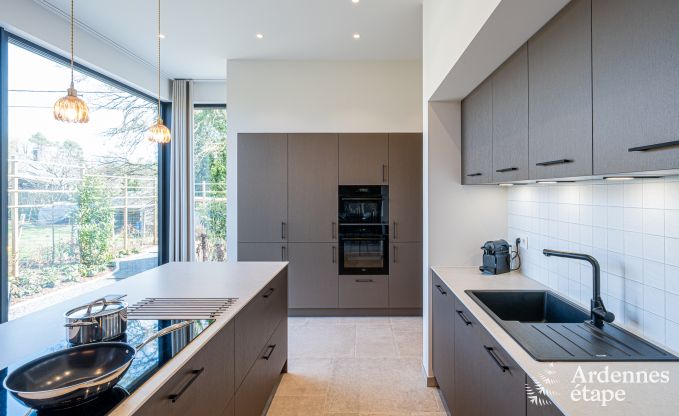 Moderne vakantiewoning in Paliseul voor 14 personen met zwembad, speelkamer en nabijheid van Boekendorp Redu in de Ardennen