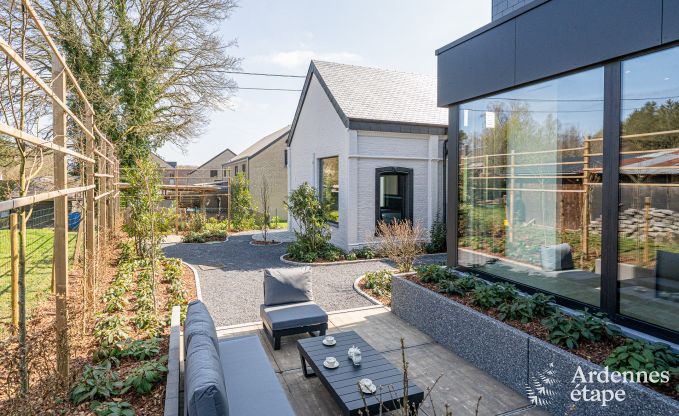Moderne vakantiewoning in Paliseul voor 14 personen met zwembad, speelkamer en nabijheid van Boekendorp Redu in de Ardennen