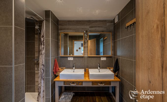 Gezellige vakantiewoning in Paliseul met hottub, geschikt voor groepen en gezinnen, omgeven door natuur