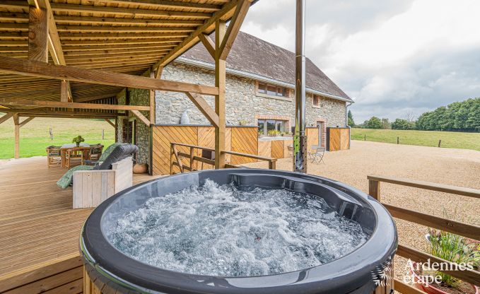 Gezellige vakantiewoning in Paliseul met hottub, geschikt voor groepen en gezinnen, omgeven door natuur
