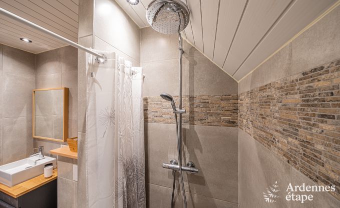 Gezellige vakantiewoning in Paliseul met hottub, geschikt voor groepen en gezinnen, omgeven door natuur