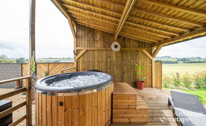 Gezellige vakantiewoning in Paliseul met hottub, geschikt voor groepen en gezinnen, omgeven door natuur