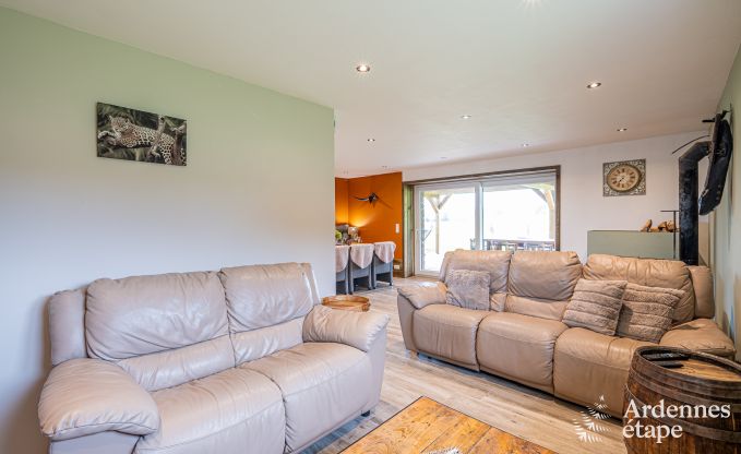 Gezellige vakantiewoning in Paliseul met hottub, geschikt voor groepen en gezinnen, omgeven door natuur