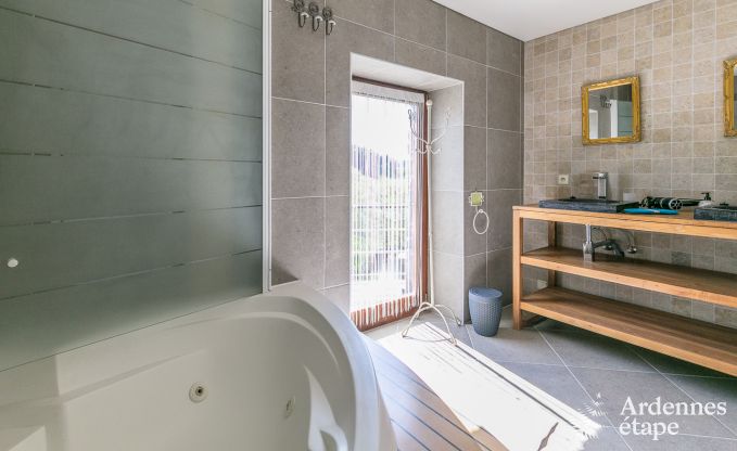 Luxe villa in Redu, Ardennen, 9 personen, buitenzwembad, sauna, stoombad, binnen- en buitenjacuzzi, privtuin, volledige uitrusting