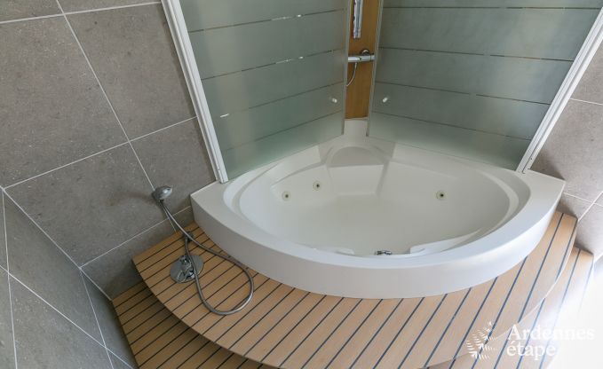 Luxe villa in Redu, Ardennen, 9 personen, buitenzwembad, sauna, stoombad, binnen- en buitenjacuzzi, privtuin, volledige uitrusting