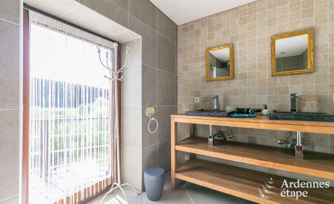 Luxe villa in Redu, Ardennen, 9 personen, buitenzwembad, sauna, stoombad, binnen- en buitenjacuzzi, privtuin, volledige uitrusting