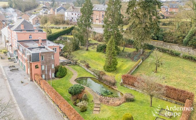 Hoogwaardige vakantiewoning voor 32 personen in Rochefort met eigen badkamers en natuurlijk zwembad