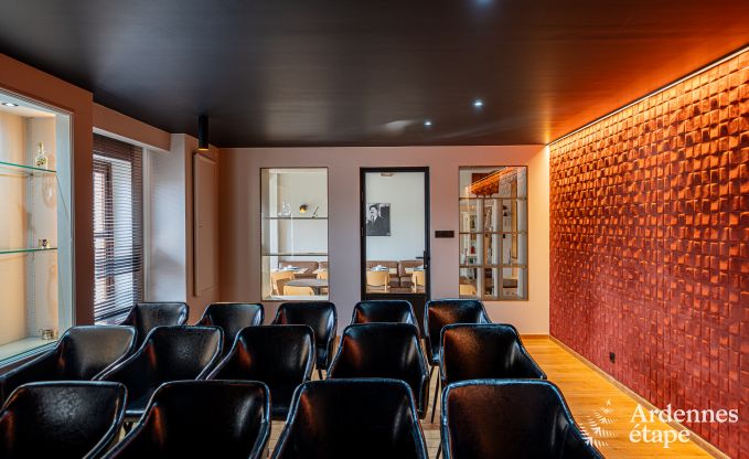 Hoogwaardige vakantiewoning voor 32 personen in Rochefort met eigen badkamers en natuurlijk zwembad