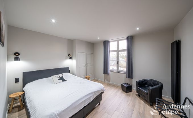 Hoogwaardige vakantiewoning voor 32 personen in Rochefort met eigen badkamers en natuurlijk zwembad