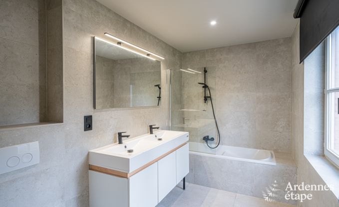 Hoogwaardige vakantiewoning voor 32 personen in Rochefort met eigen badkamers en natuurlijk zwembad