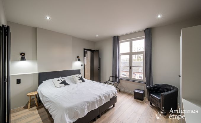 Hoogwaardige vakantiewoning voor 32 personen in Rochefort met eigen badkamers en natuurlijk zwembad