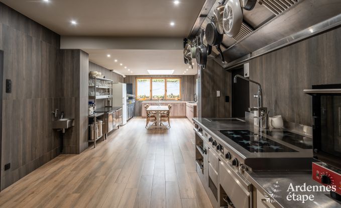 Hoogwaardige vakantiewoning voor 32 personen in Rochefort met eigen badkamers en natuurlijk zwembad