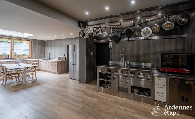 Hoogwaardige vakantiewoning voor 32 personen in Rochefort met eigen badkamers en natuurlijk zwembad