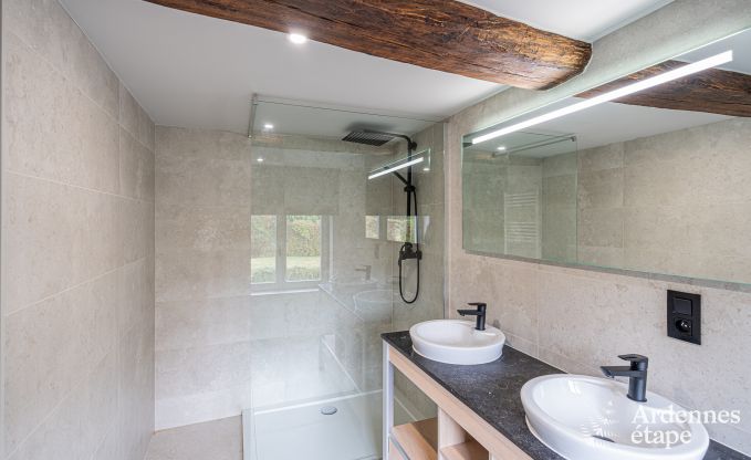 Hoogwaardige vakantiewoning voor 32 personen in Rochefort met eigen badkamers en natuurlijk zwembad