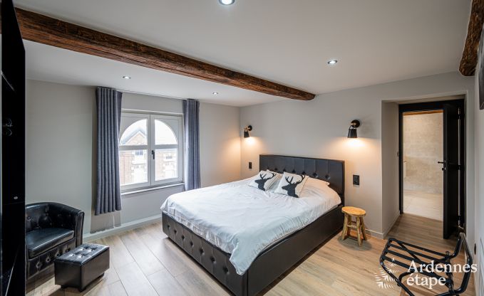 Hoogwaardige vakantiewoning voor 32 personen in Rochefort met eigen badkamers en natuurlijk zwembad