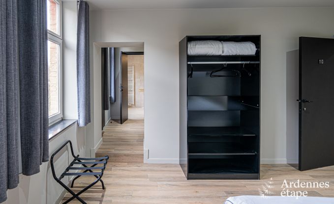 Hoogwaardige vakantiewoning voor 32 personen in Rochefort met eigen badkamers en natuurlijk zwembad