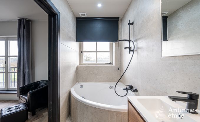 Hoogwaardige vakantiewoning voor 32 personen in Rochefort met eigen badkamers en natuurlijk zwembad