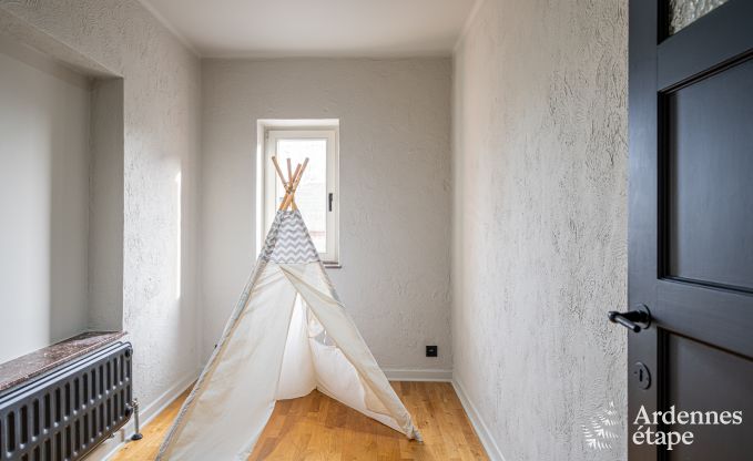 Hoogwaardige vakantiewoning voor 32 personen in Rochefort met eigen badkamers en natuurlijk zwembad