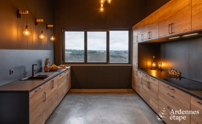 Moderne villa in Rochehaut: ruime accommodatie voor 12 personen met priv�tuin en hottub