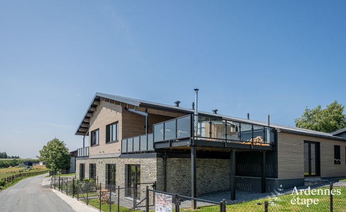 Moderne villa in Rochehaut: ruime accommodatie voor 12 personen met priv�tuin en hottub