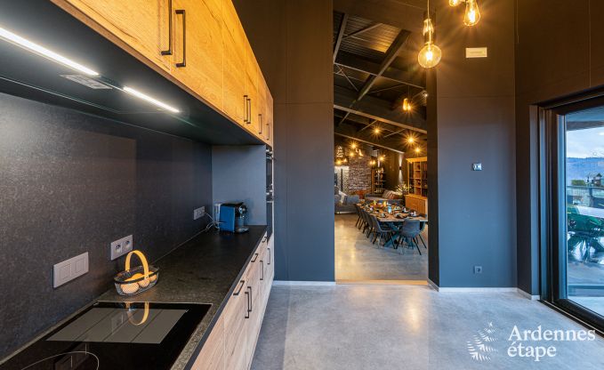 Moderne villa in Rochehaut: ruime accommodatie voor 12 personen met priv�tuin en hottub