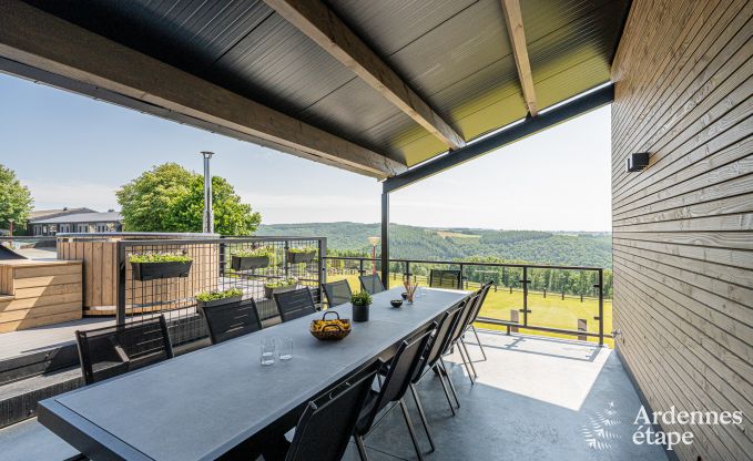 Moderne villa in Rochehaut: ruime accommodatie voor 12 personen met priv�tuin en hottub
