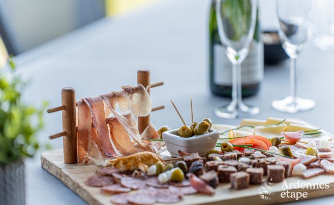 Moderne villa in Rochehaut: ruime accommodatie voor 12 personen met priv�tuin en hottub