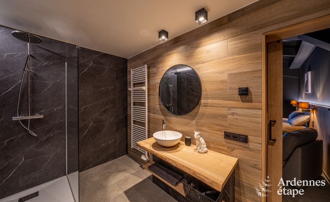 Moderne villa in Rochehaut: ruime accommodatie voor 12 personen met priv�tuin en hottub