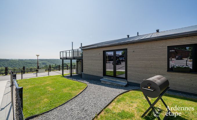 Moderne villa in Rochehaut: ruime accommodatie voor 12 personen met priv�tuin en hottub