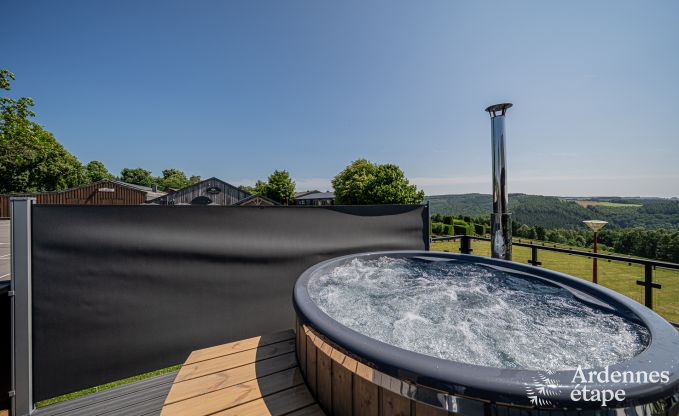 Moderne villa in Rochehaut: ruime accommodatie voor 12 personen met priv�tuin en hottub