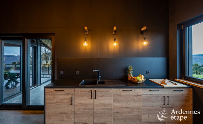 Moderne villa in Rochehaut: ruime accommodatie voor 12 personen met priv�tuin en hottub